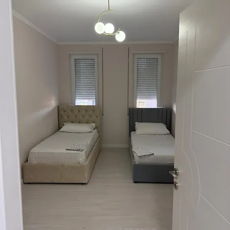 E&e Family Apartment, 5 Min From Airport, Center Vora